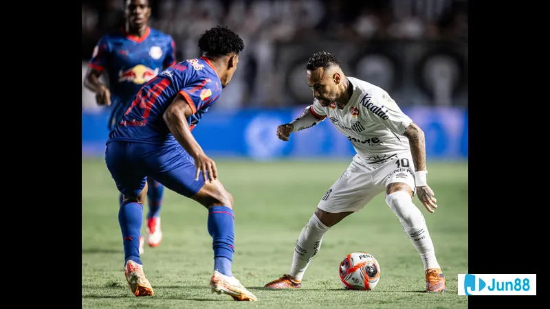 Cầu thủ Bragantino dũng mãnh giành bóng khỏi cầu thủ Santos trong trận đấu quyết liệt.