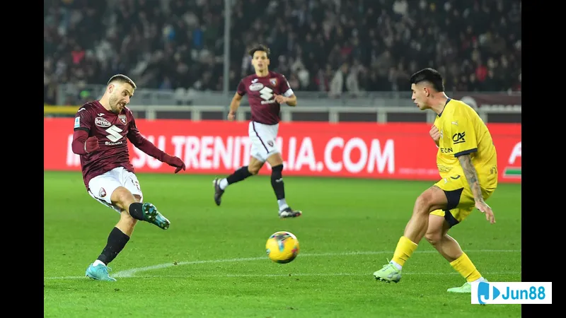Cầu thủ Parma vượt qua cầu thủ Torino trong trận đấu bóng đá