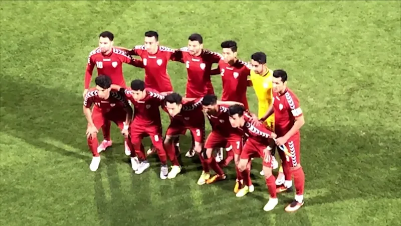 Cầu thủ Afghanistan đối mặt với cầu thủ Pakistan trong trận đấu bóng đá gay cấn