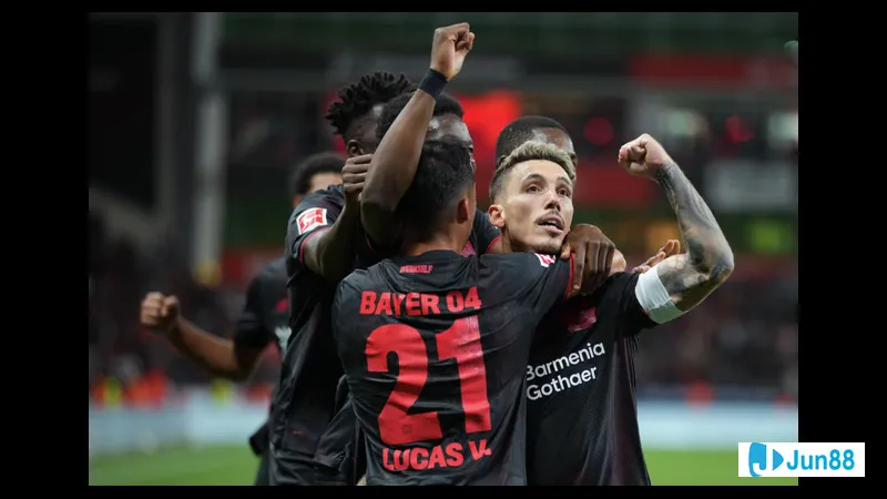 Cầu thủ của Bayer Leverkusen ghi bàn từ quả penalty trước PSV trong trận đấu quốc tế