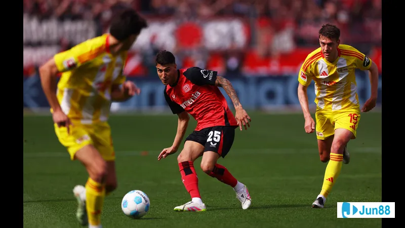 Cầu thủ Bayer Leverkusen băng qua hàng phòng ngự của Union Berlin trong trận đấu