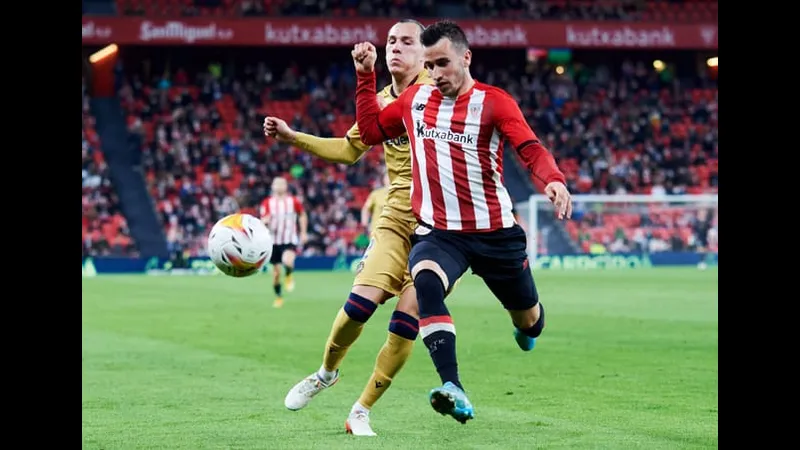 Cầu thủ Levante nỗ lực chống chọi với cầu thủ Athletic Bilbao để giành quyền kiểm soát…