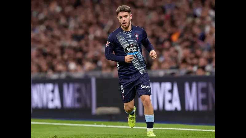 Cầu thủ Albacete vượt qua hai cầu thủ Celta Vigo trên sân cỏ