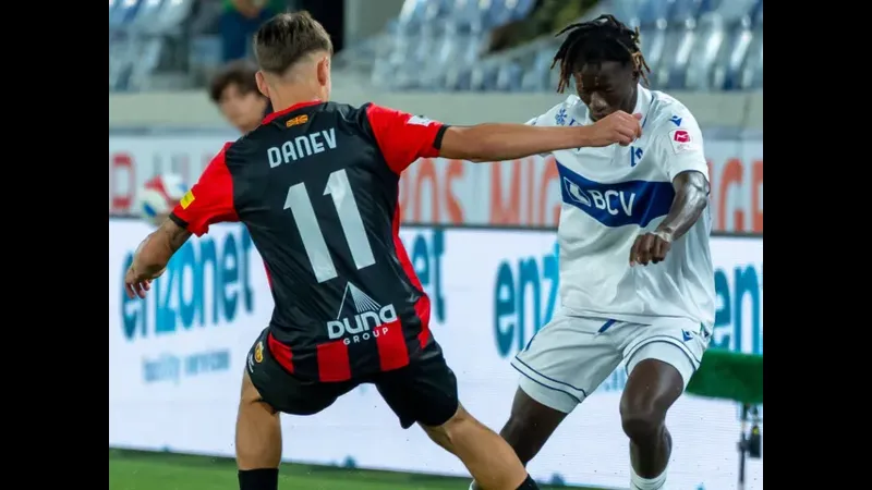 Cầu thủ Fiorentina vượt qua hậu vệ Lausanne bằng kỹ thuật đi bóng tinh tế.