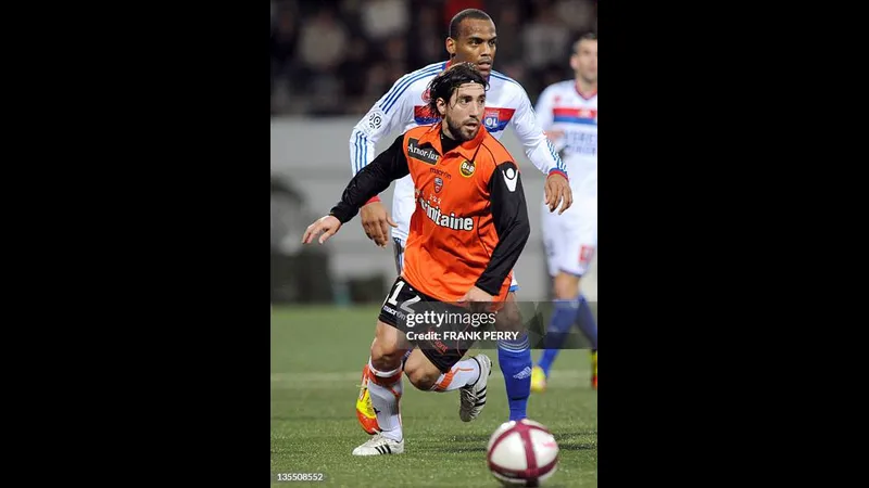 Cầu thủ Lyon vượt qua cầu thủ Lorient bằng kỹ thuật đi bóng tinh tế