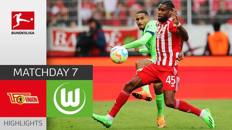 Cầu thủ của Wolfsburg đang chạy nhanh với bóng trước sự đeo bám của cầu thủ Union Berlin