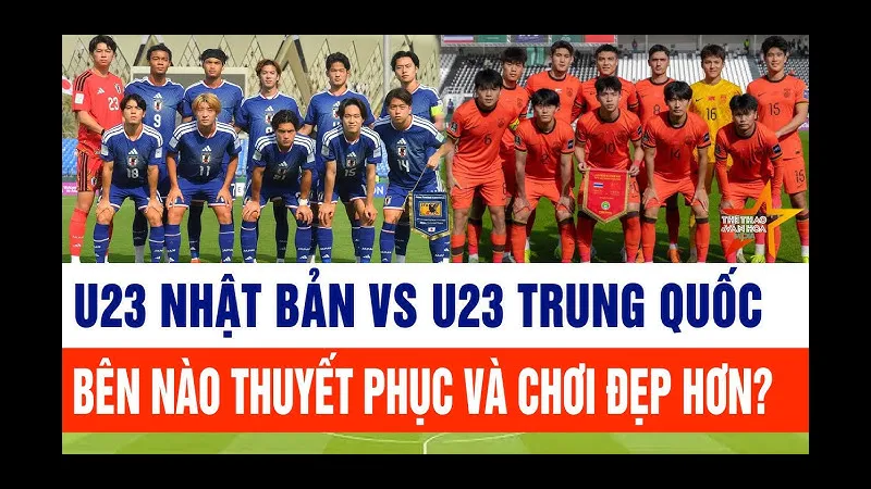 Cầu thủ U23 Nhật Bản đang cố gắng ngăn chặn đối thủ U23 Trung Quốc.