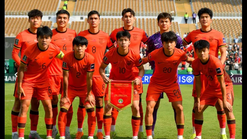 Cầu thủ U23 Trung Quốc và U23 Nhật Bản tranh chấp quả bóng - Phân tích chiến