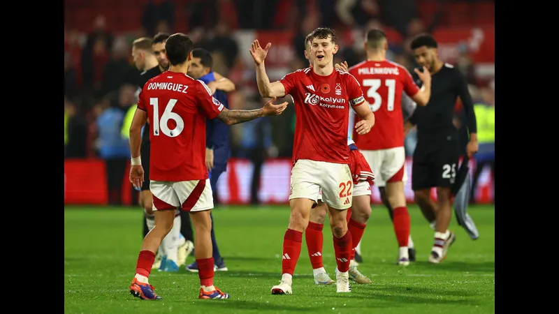 Trận đấu bóng đá giữa West Ham và