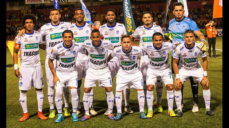 Cầu thủ Zeledon đang tung ra cú sút mạnh mẽ vào khung thành của Sporting FC.